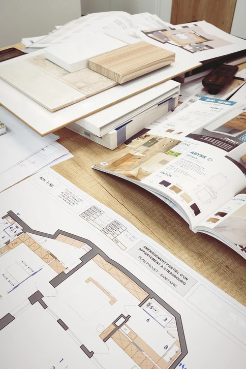 Bureau d'architecte d'intérieur avec plans techniques d'aménagement d'un appartement à Strasbourg, échelle 1:50, plan sanitaire