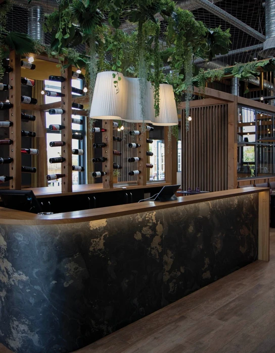 Bar-comptoir design d'un restaurant ou cave à vins