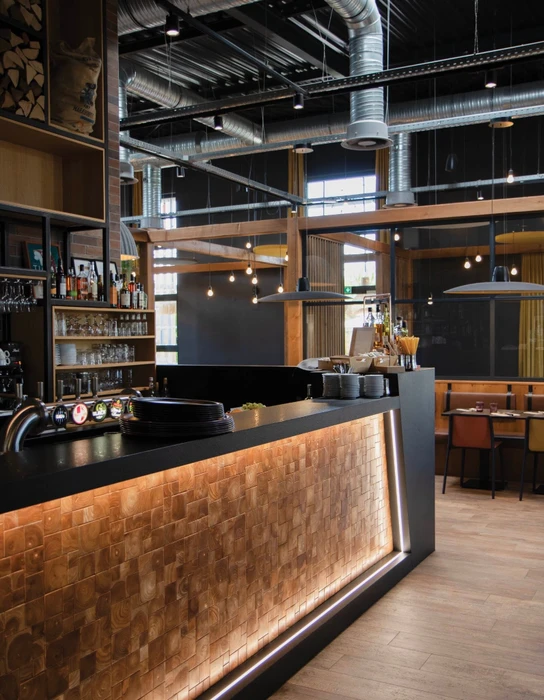 Bar-restaurant moderne au design industriel
