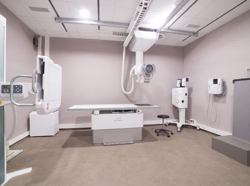 Intérieur médical moderne avec équipement d'imagerie par résonance magnétique
