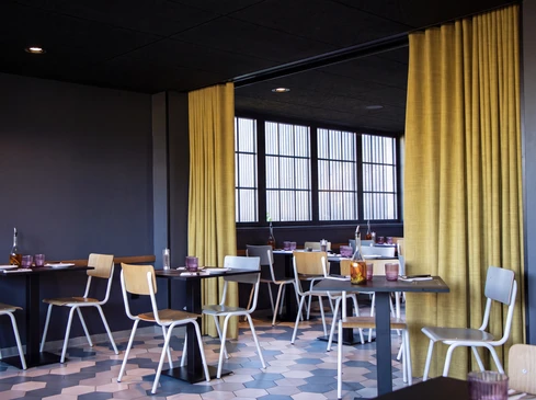 Intérieur de restaurant ou café moderne avec style industriel