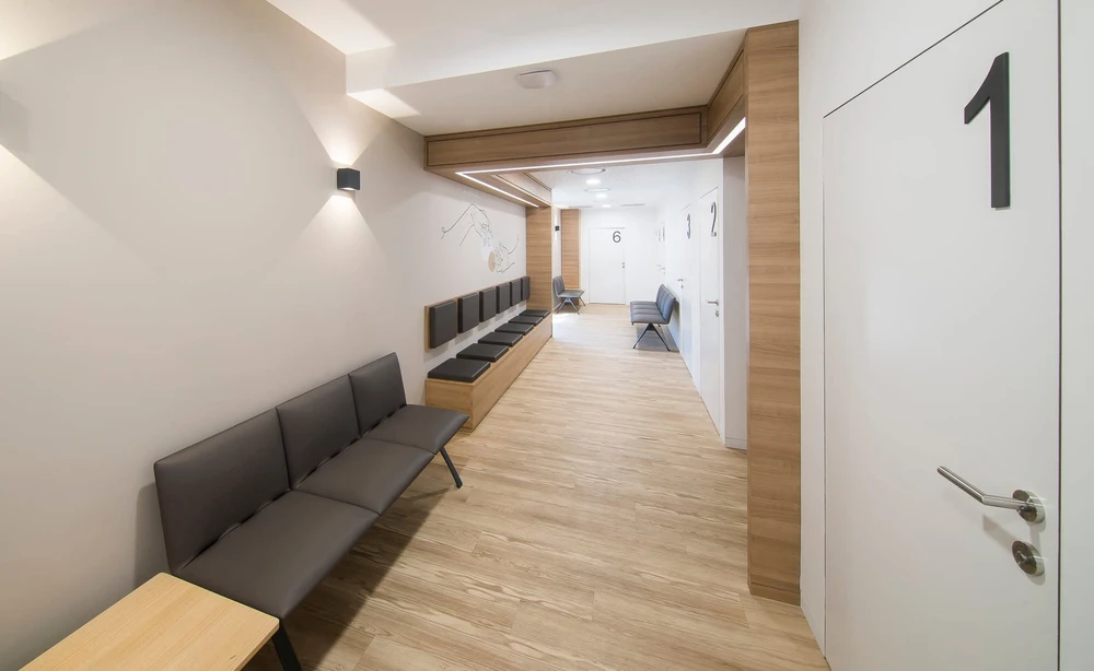 Couloir de salle d'attente médicale moderne, épuré