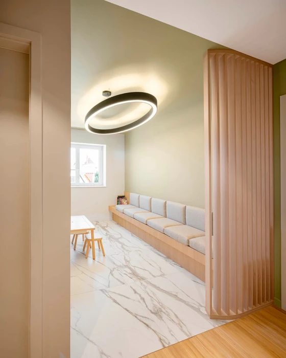 Couloir de salle d'attente médicale moderne, épuré