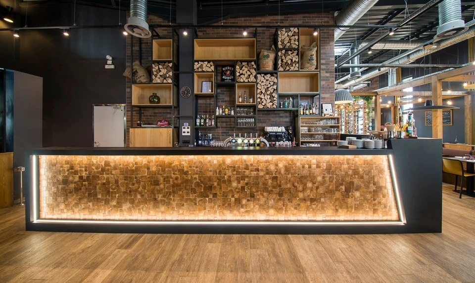 Salle de restaurant moderne au style industriel chaleureux