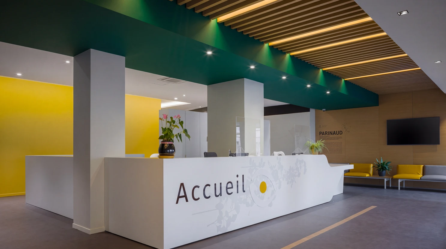 Intérieur moderne minimaliste avec espace de vie ouvert