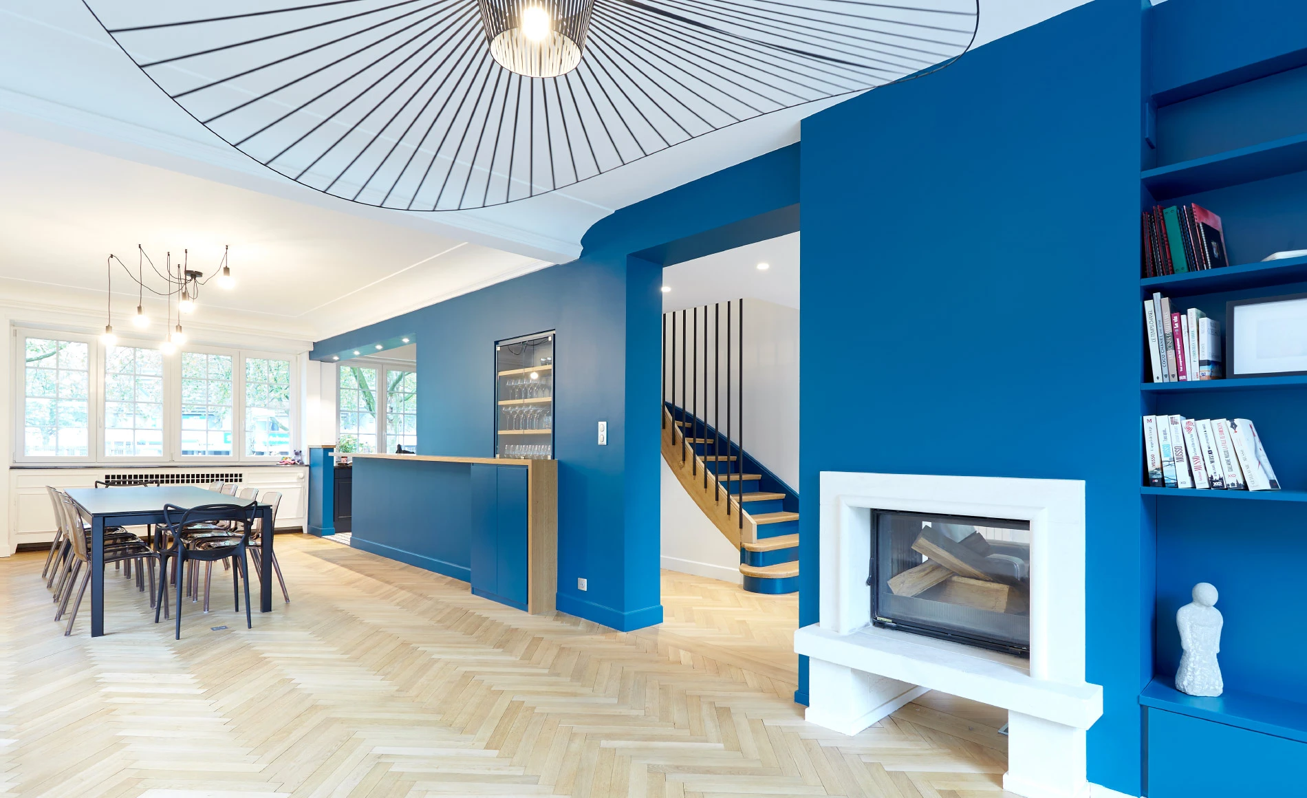 Intérieur moderne minimaliste avec salon et cuisine ouverte