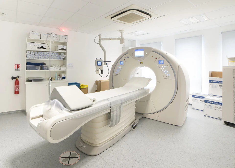 Salle d'attente médicale moderne, style scandinave épuré