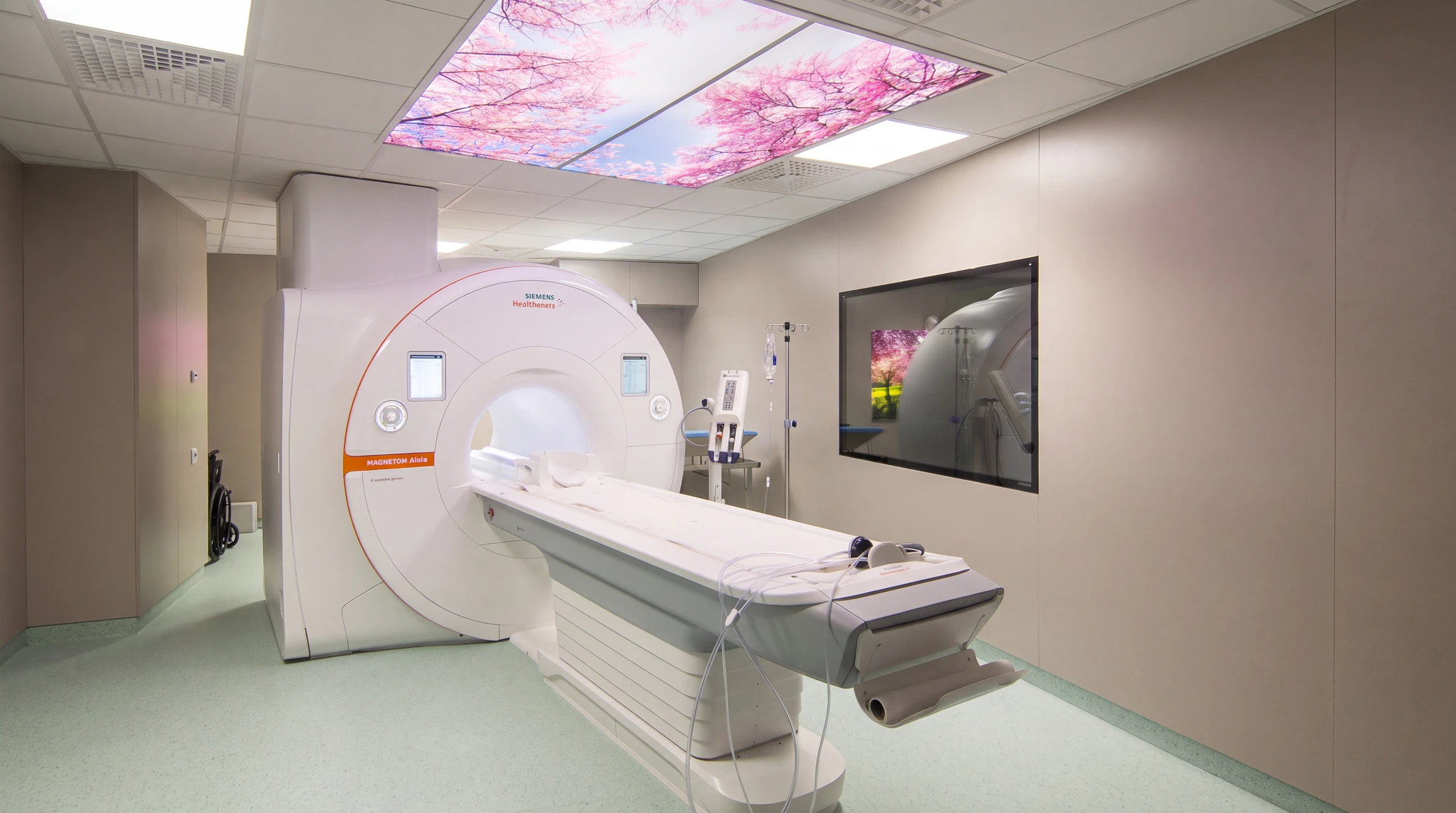Salle de scanner hospitalière moderne, blanche et lumineuse, sans personnel