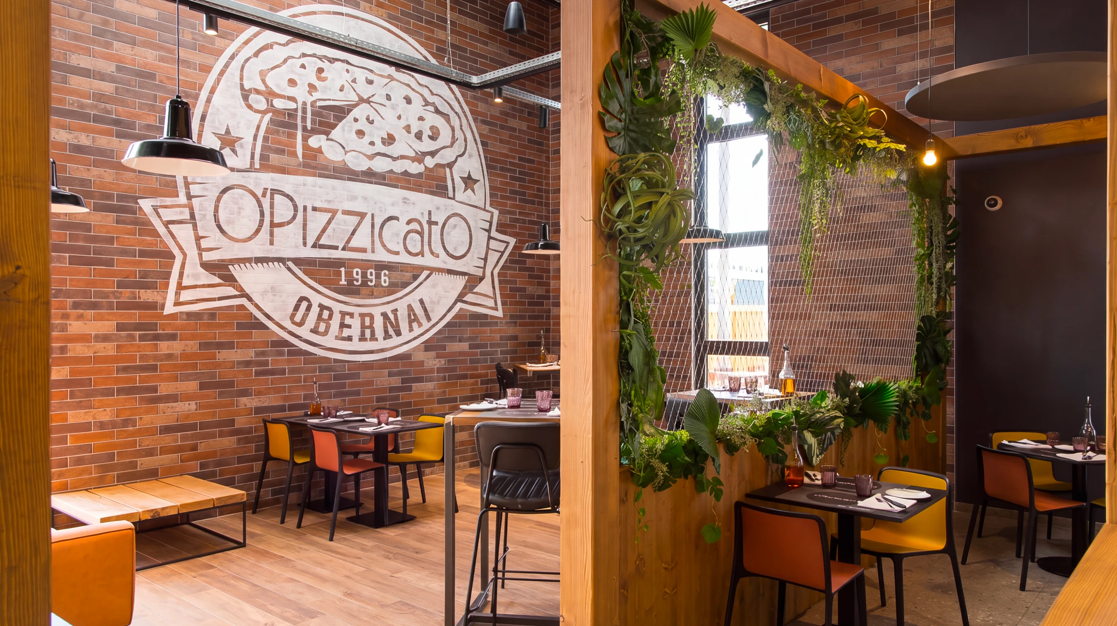 Intérieur de restaurant au style industriel-chaleureux